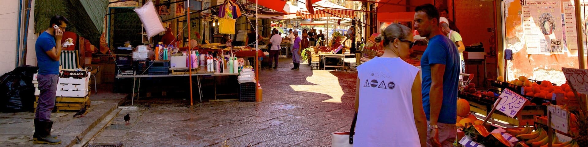 Il Capo Market showing markets and street scenes