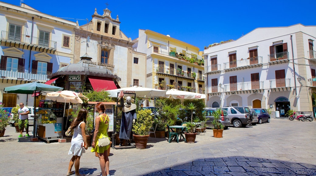 Mercato del Capo toont een klein stadje of dorpje en een plein