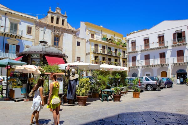 Marché Il Capo montrant square ou place et petite ville ou village