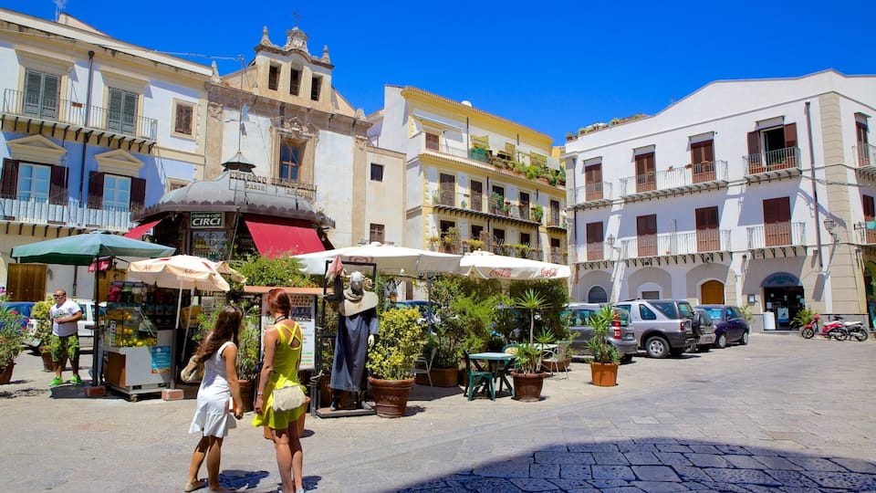 Il Capo Market showing a small town or village and a square or plaza