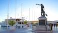 Toulon Marina fasiliteter samt statue eller skulptur og gatescener