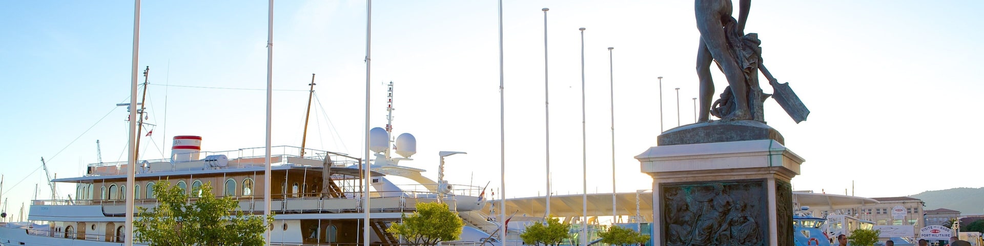 Marina de Toulon caracterizando uma estátua ou escultura e cenas de rua