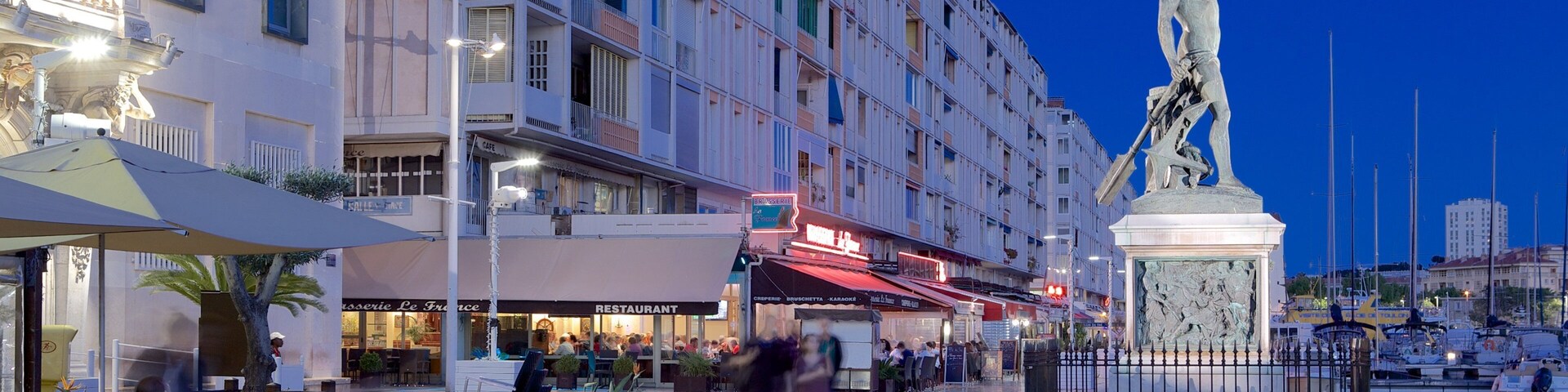 Marina de Toulon caracterizando uma praça ou plaza, uma estátua ou escultura e cenas noturnas