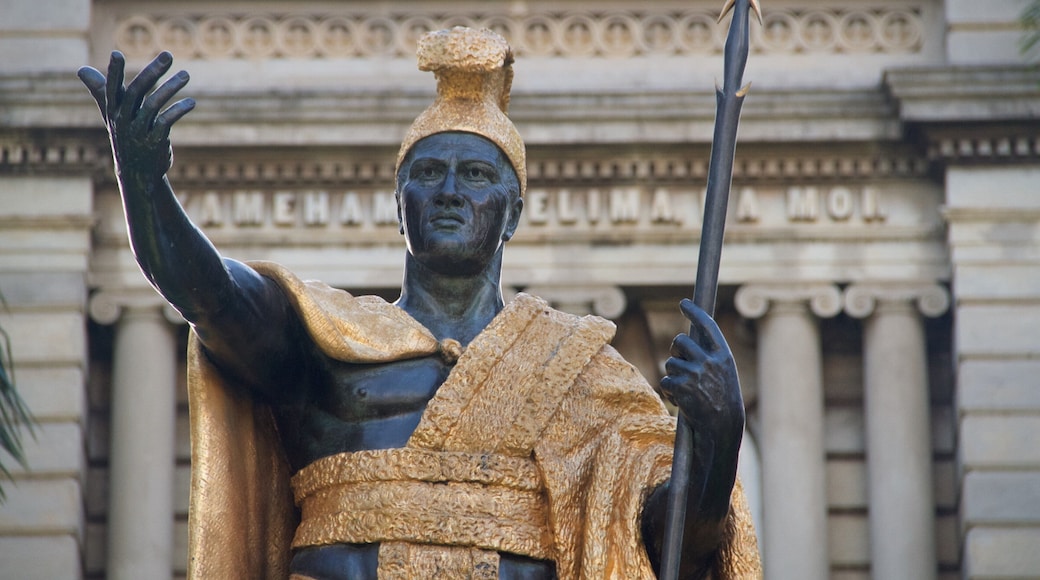 King Kamehameha Statue inclusief een monument, een standbeeld of beeldhouwwerk en historische architectuur