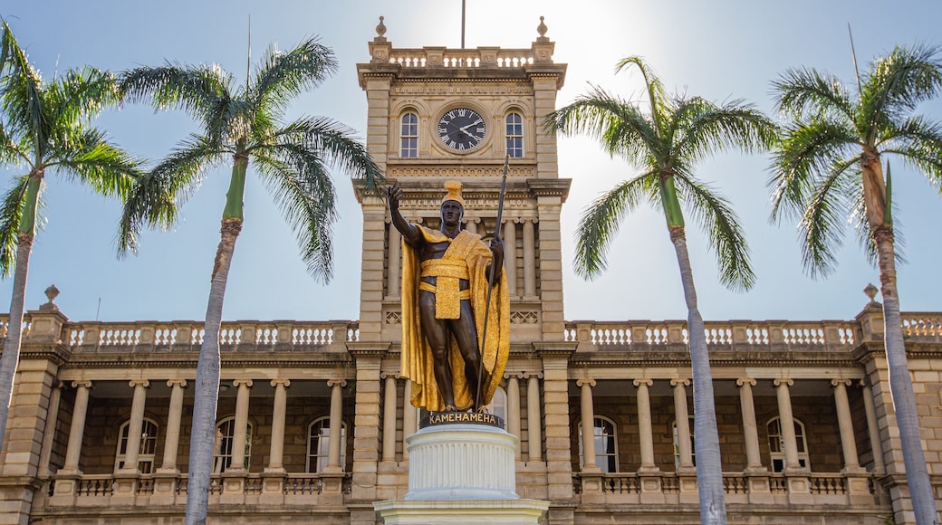 King Kamehameha Statue showing a statue or sculpture, a sunset and heritage architecture