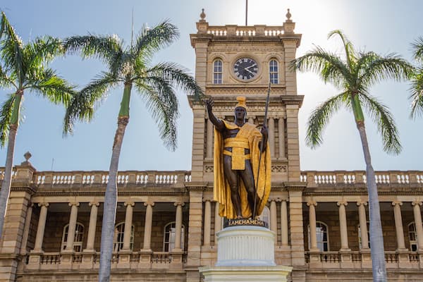 King Kamehameha Statue showing a statue or sculpture, a sunset and heritage architecture