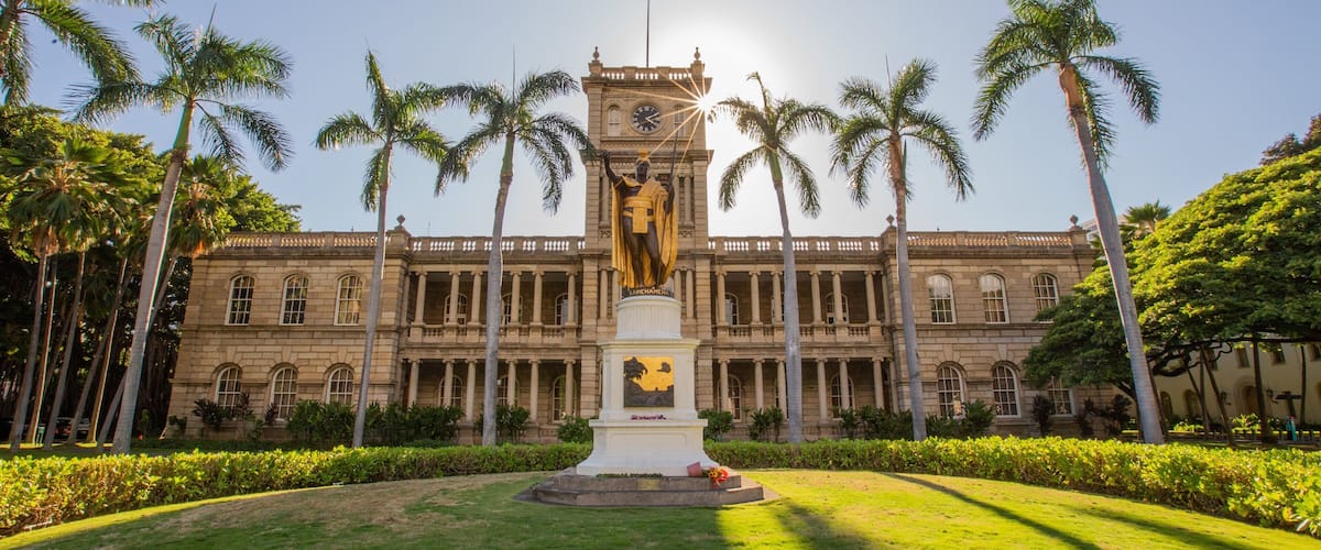 King Kamehameha Statue which includes heritage architecture, a garden and a statue or sculpture