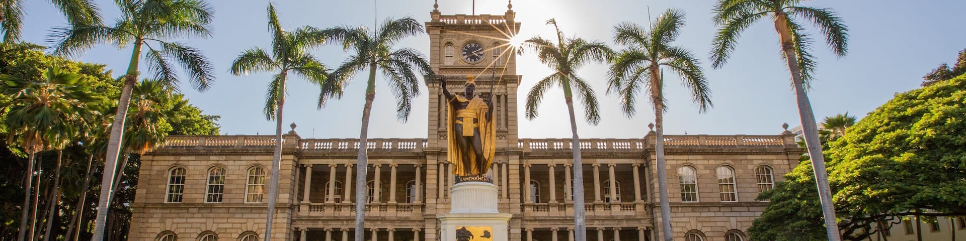 King Kamehameha Statue which includes heritage architecture, a garden and a statue or sculpture