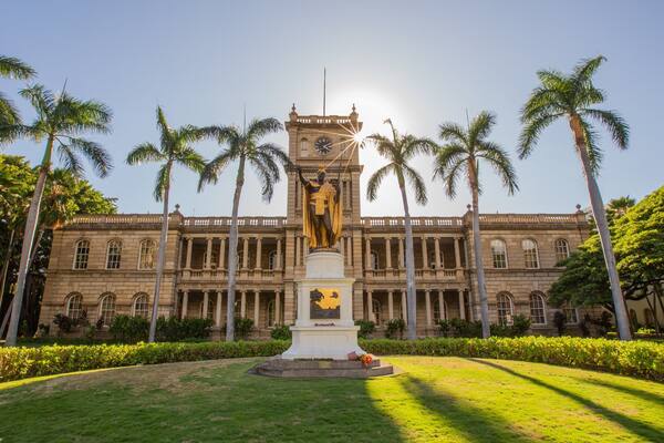 King Kamehameha Statue which includes heritage architecture, a garden and a statue or sculpture