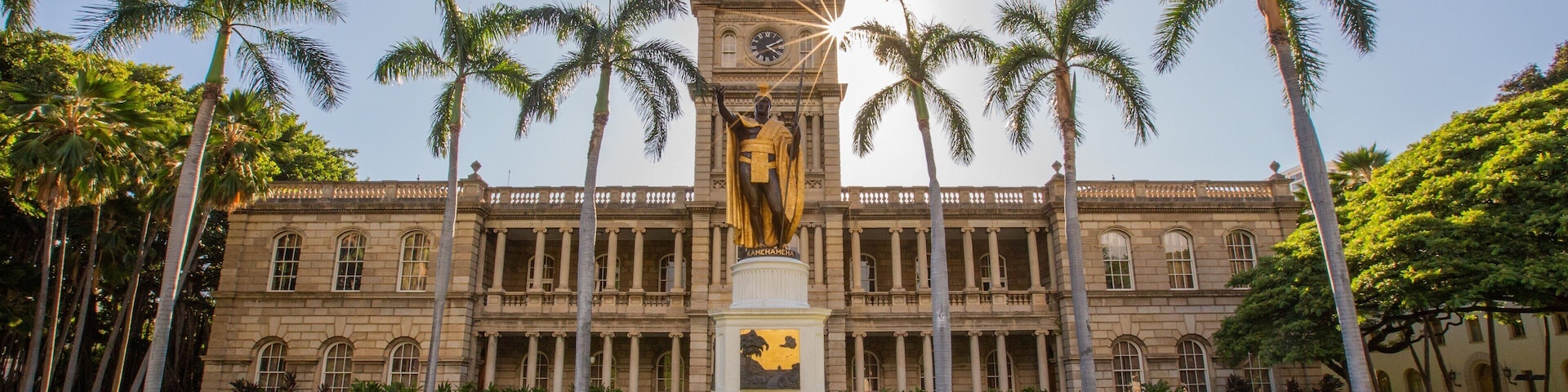 King Kamehameha Statue which includes heritage architecture, a garden and a statue or sculpture