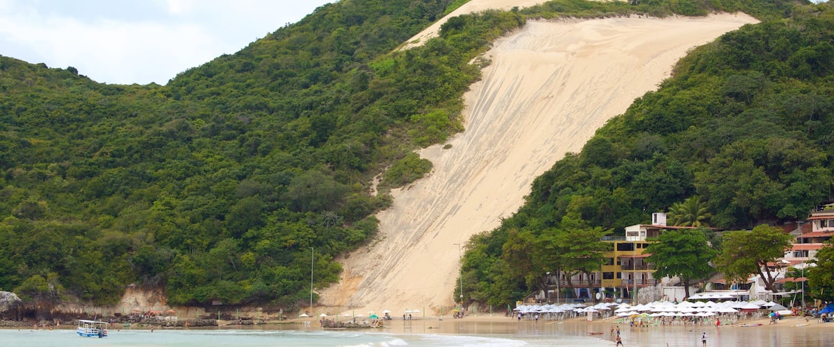 Bãi biển Ponta Negra có tính năng bãi biển cát và cảnh bờ biển cũng như nhóm nhỏ