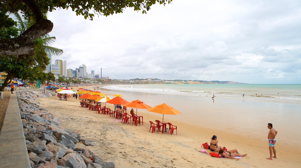 Playa de Ponta Negra ofreciendo vistas generales de la costa y una playa y también un pequeño grupo de personas