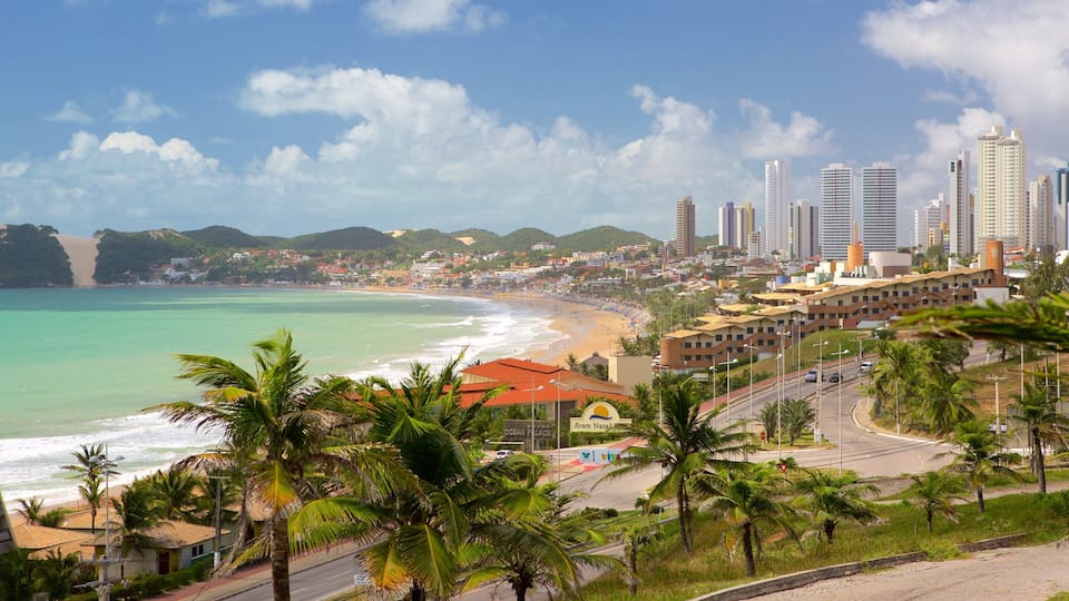 Ponta Negra-stranden som inkluderar kustutsikter, en kuststad och skyline