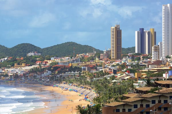 Plage de Ponta Negra montrant building, plage de sable et ville cĂŽtiĂšre