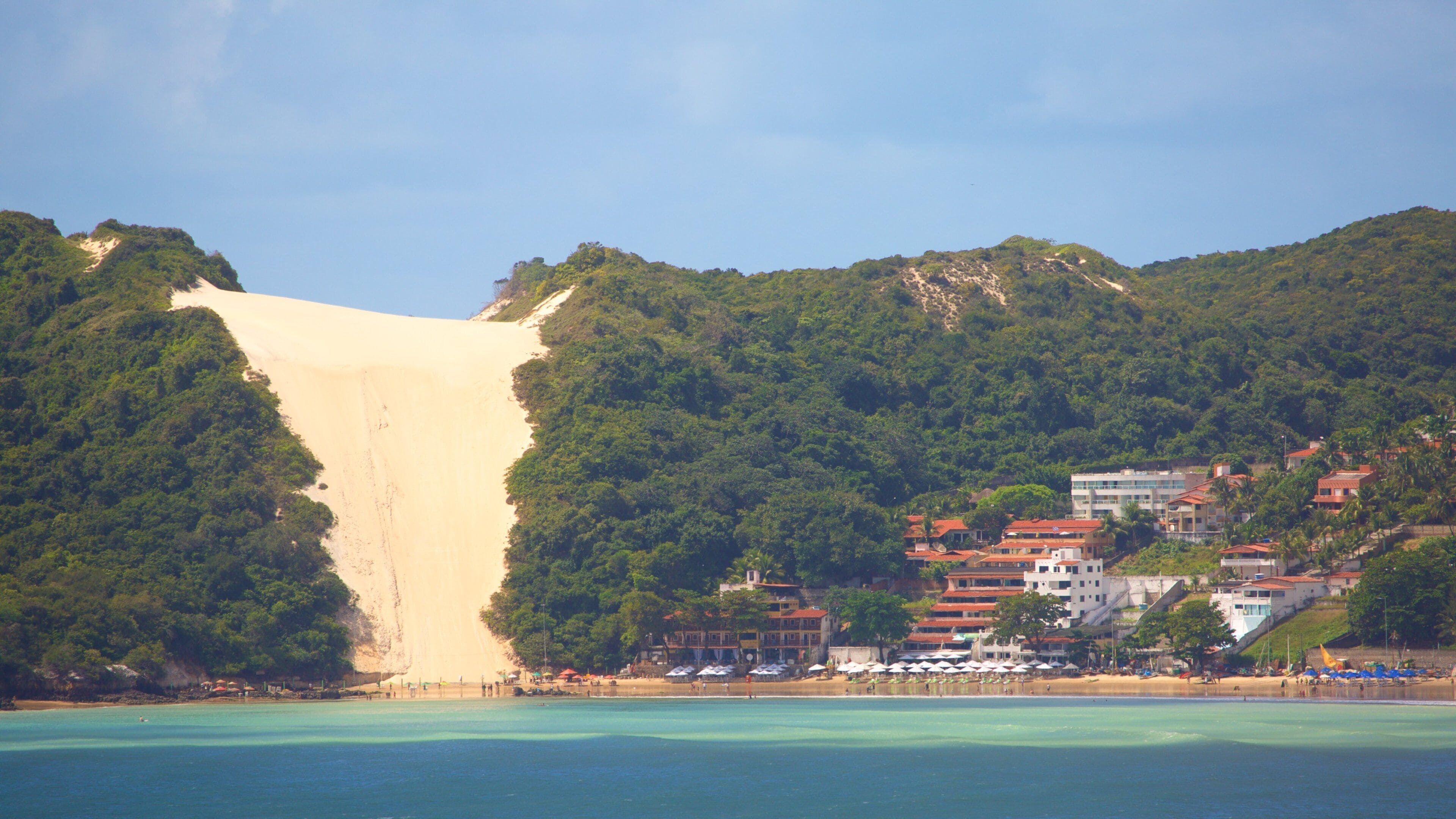 Ponta Negra-stranden presenterar en kuststad och kustutsikter