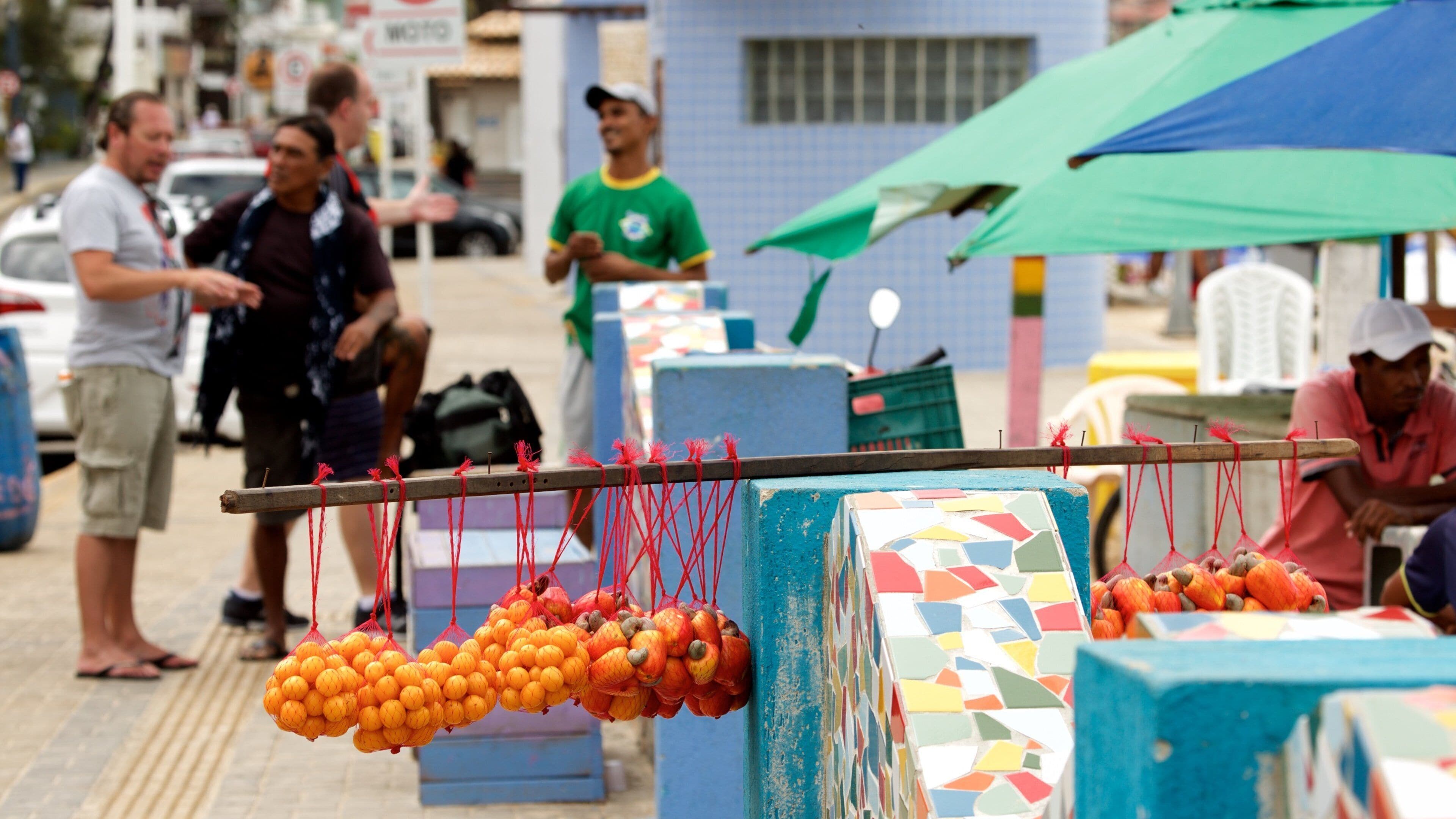 Playa de Ponta Negra mostrando comida y también un pequeño grupo de personas