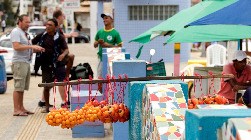 Playa de Ponta Negra mostrando comida y también un pequeño grupo de personas