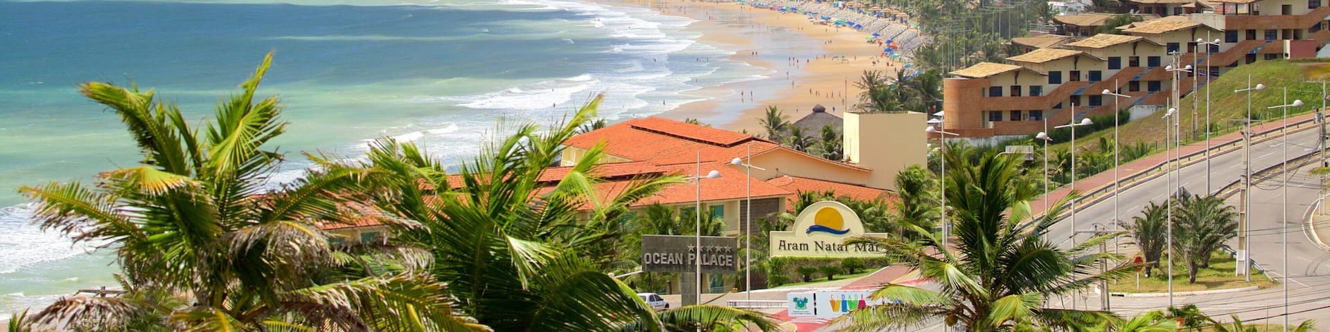 Plage de Ponta Negra mettant en vedette ville cĂŽtiĂšre, gratte-ciel et plage de sable