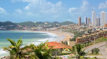 Playa de Ponta Negra que incluye una ciudad costera, una playa de arena y un rascacielos