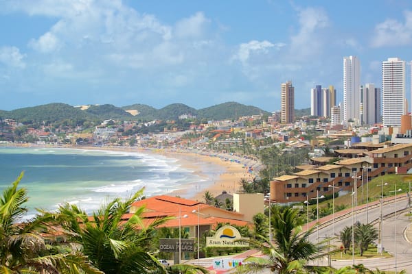 Plage de Ponta Negra mettant en vedette ville cĂŽtiĂšre, gratte-ciel et plage de sable