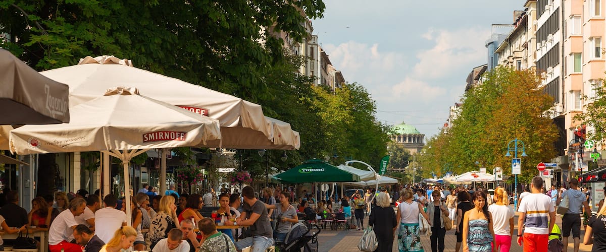 Vitoshka Boulevard showing markets, outdoor eating and street scenes
