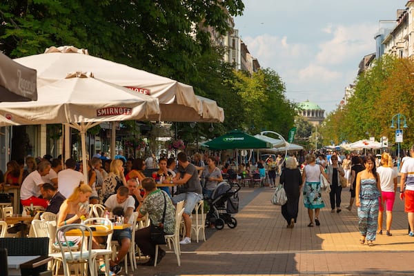 Vitoshka Boulevard showing markets, outdoor eating and street scenes