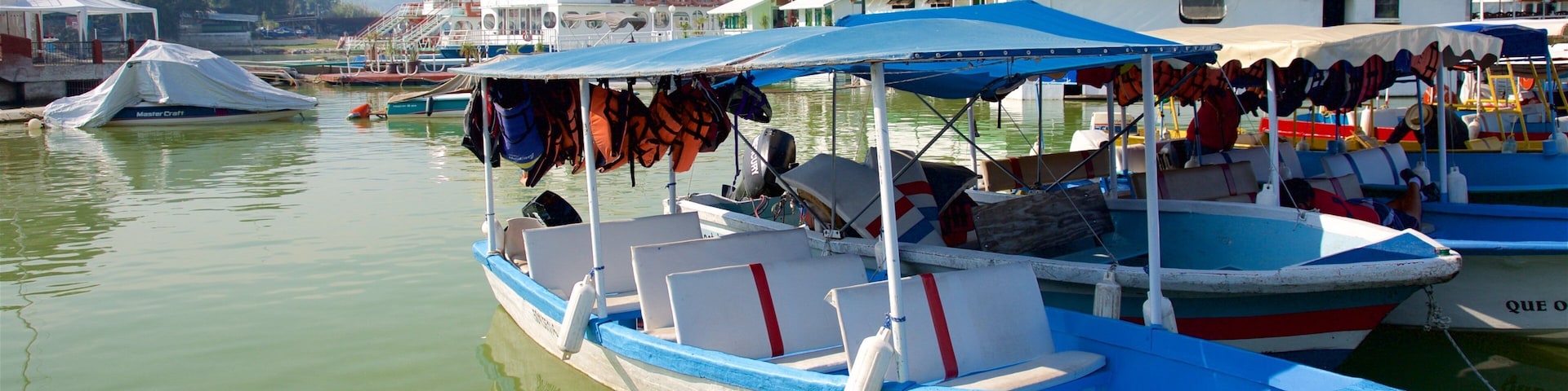 Toluca que inclui uma baía ou porto