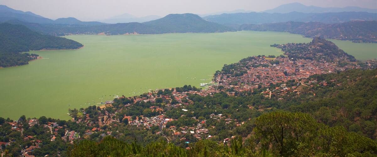 Toluca ofreciendo una ciudad costera, vistas de paisajes y escenas tranquilas