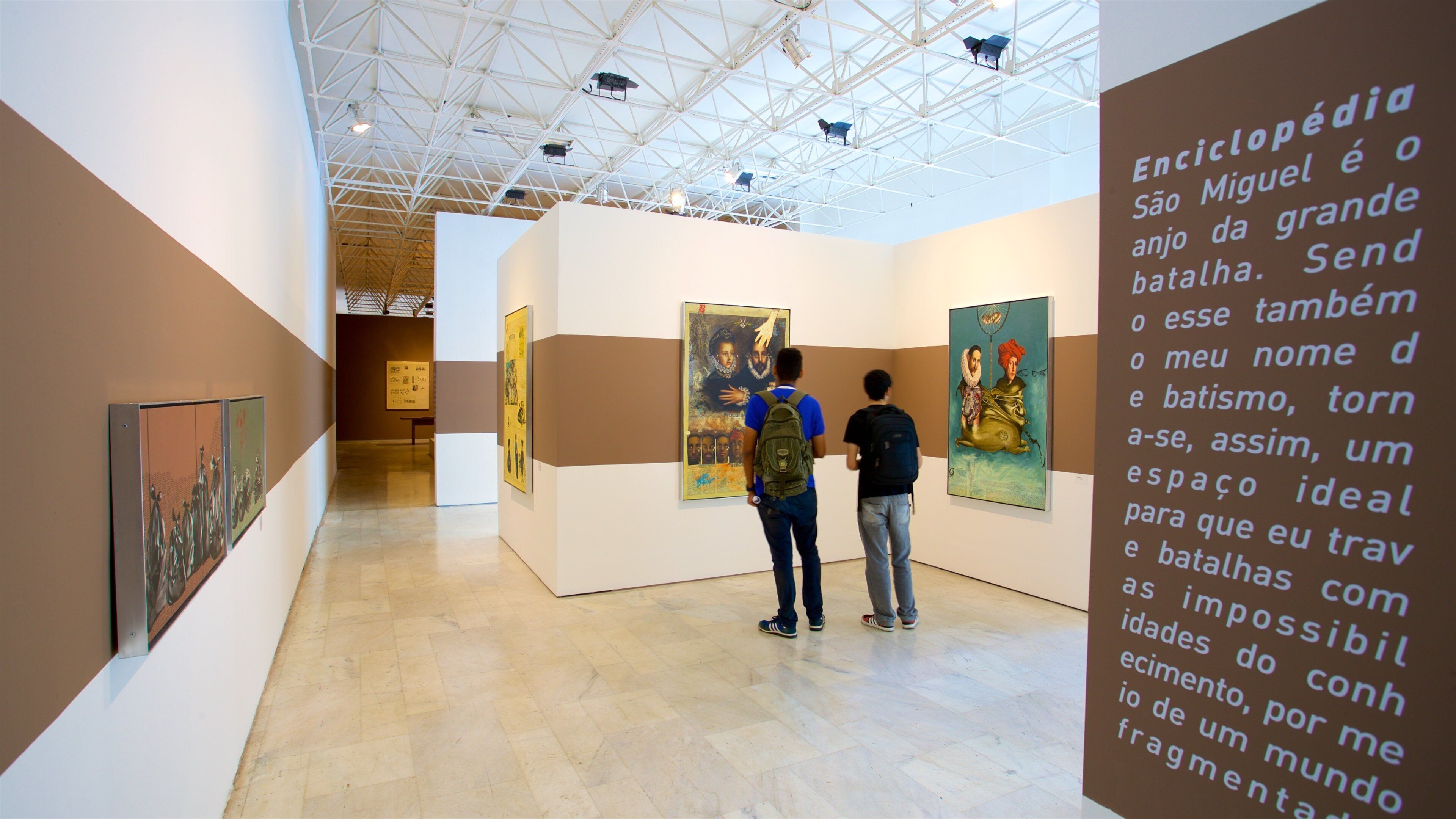 Palazzo dell\'arte che include vista interna e arte cosi come coppia