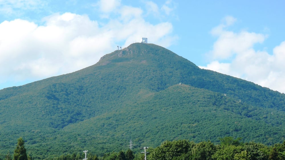 釜臥山、国道338号、大湊市街地より撮影