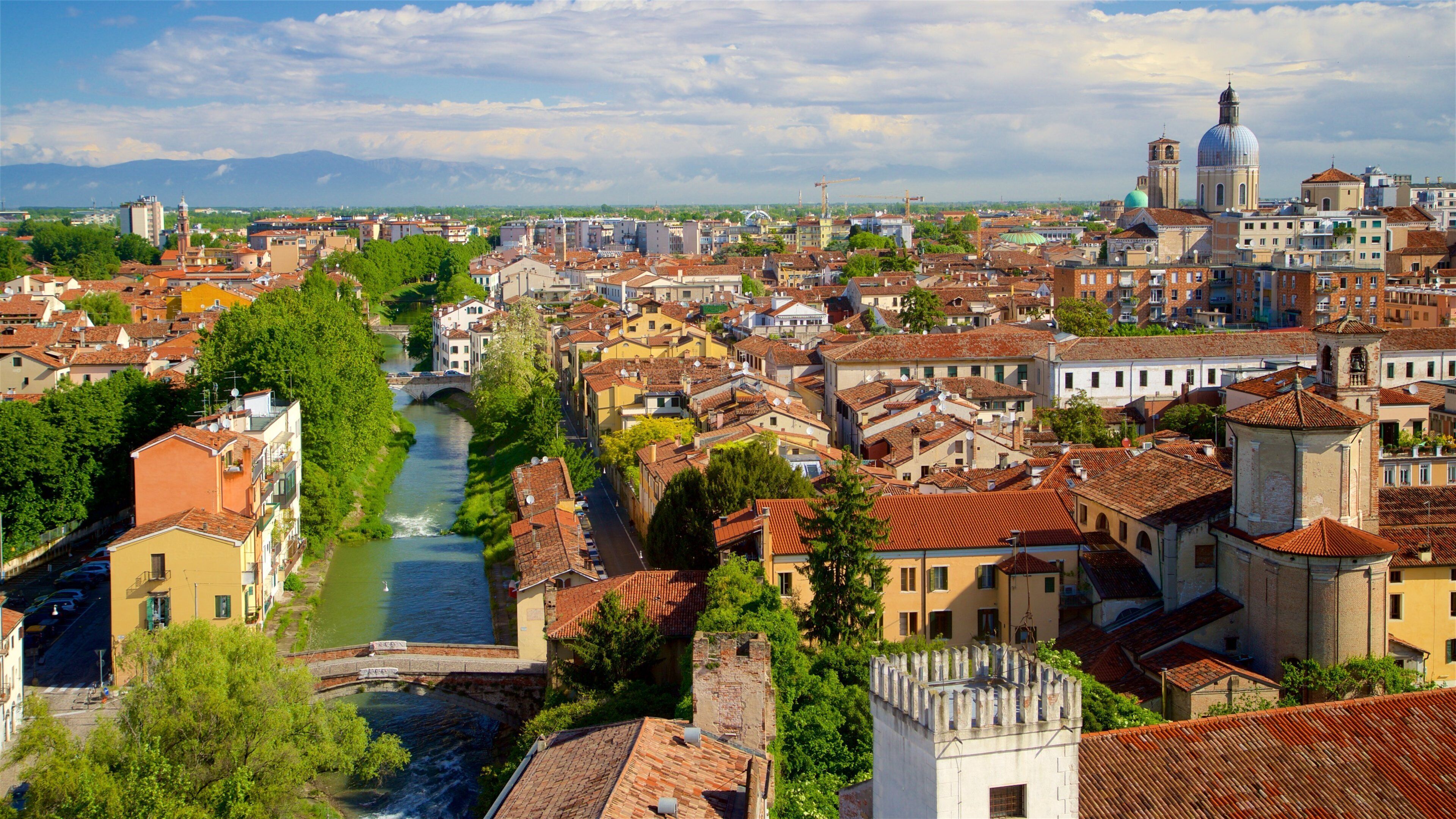 La Specola-observatoriet presenterar en stad, landskap och en Ă„ eller flod