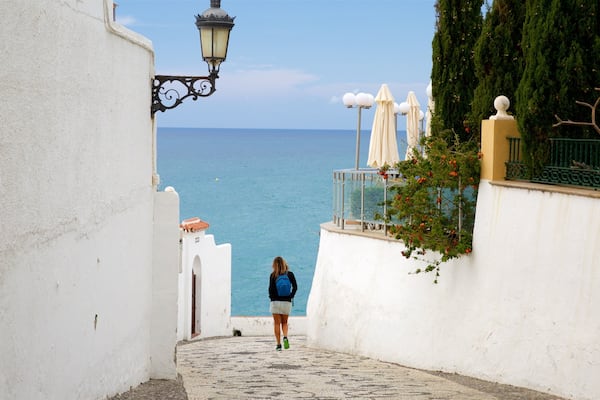 Playa El Salón mettant en vedette randonnée ou marche à pied et vues littorales