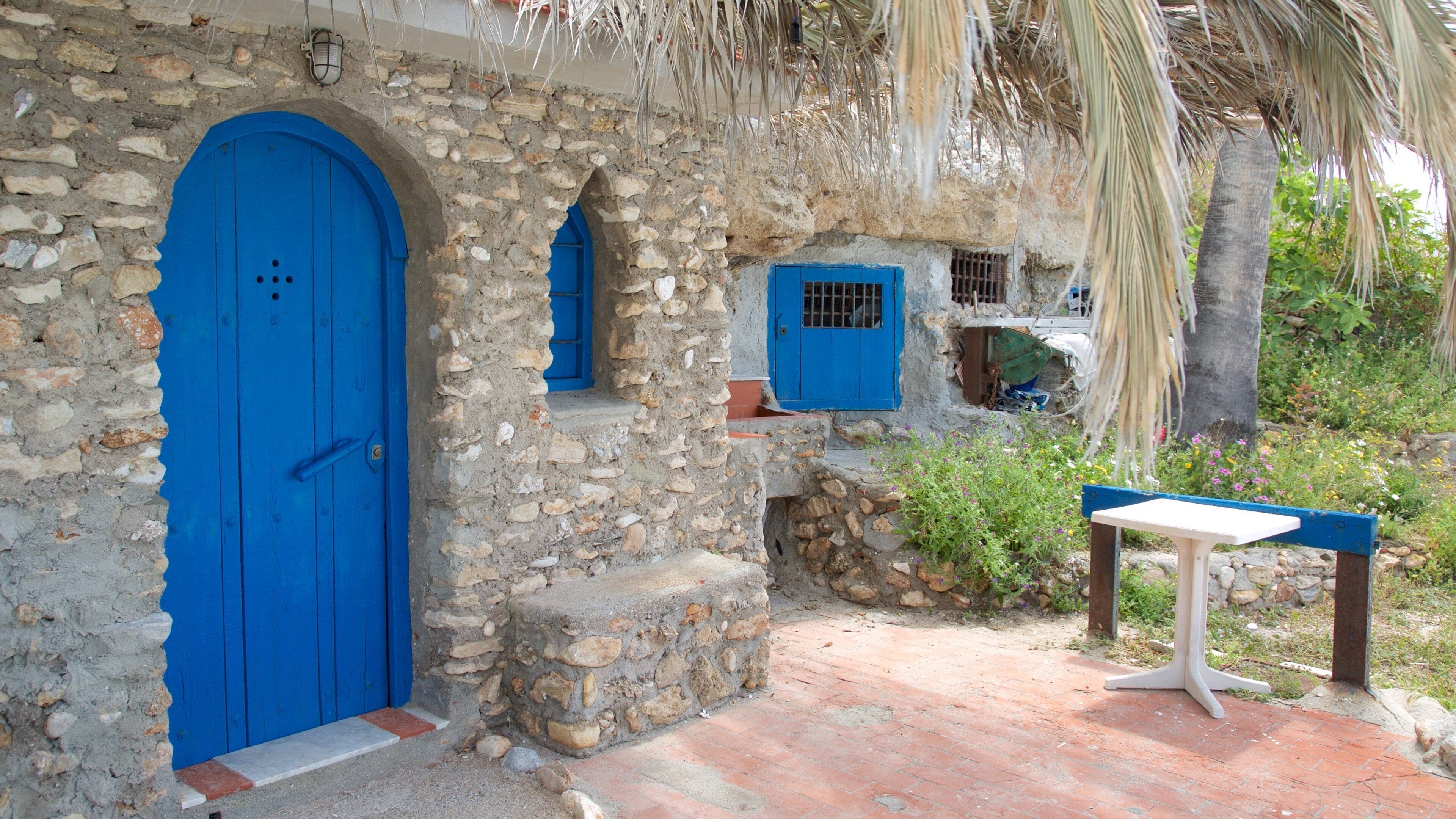 Salon Beach which includes a house