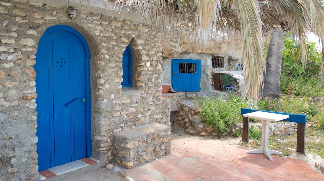 Salon Beach which includes a house