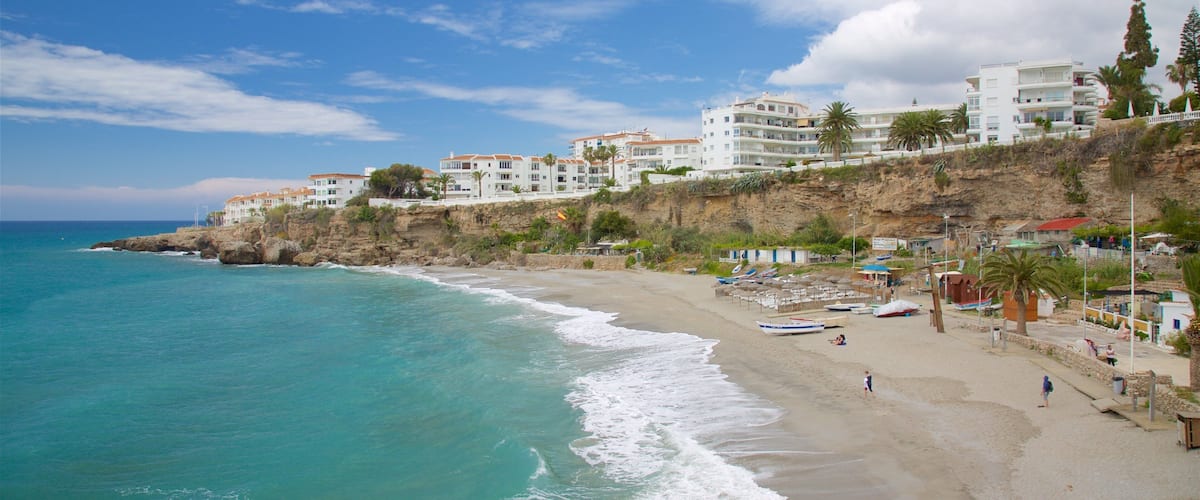 Playa de Salón das einen Küstenort, Sandstrand und allgemeine Küstenansicht