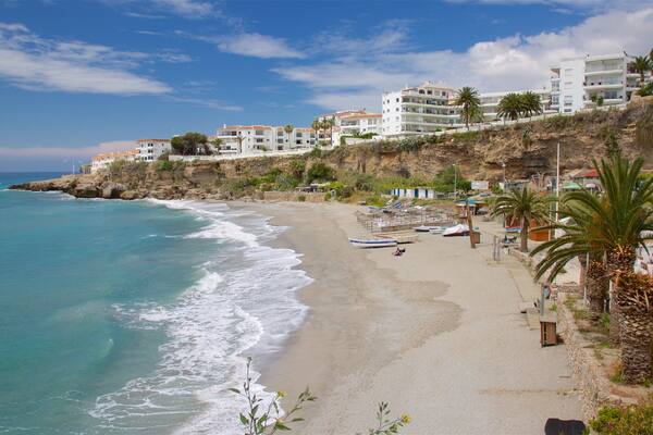 Playa el Salon som inkluderar en sandstrand, en kuststad och en hamn eller havsbukt