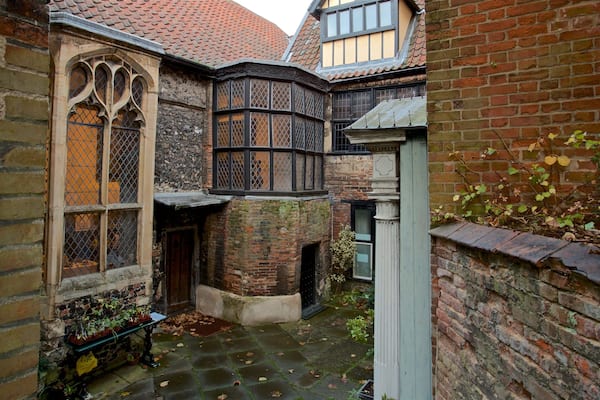 Strangers\' Hall Garden montrant patrimoine historique