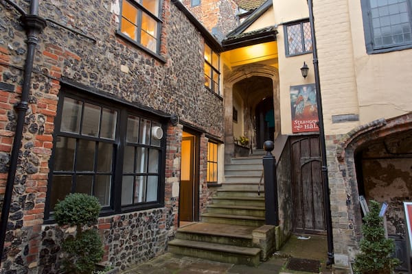 Strangers Hall Garden welches beinhaltet Geschichtliches