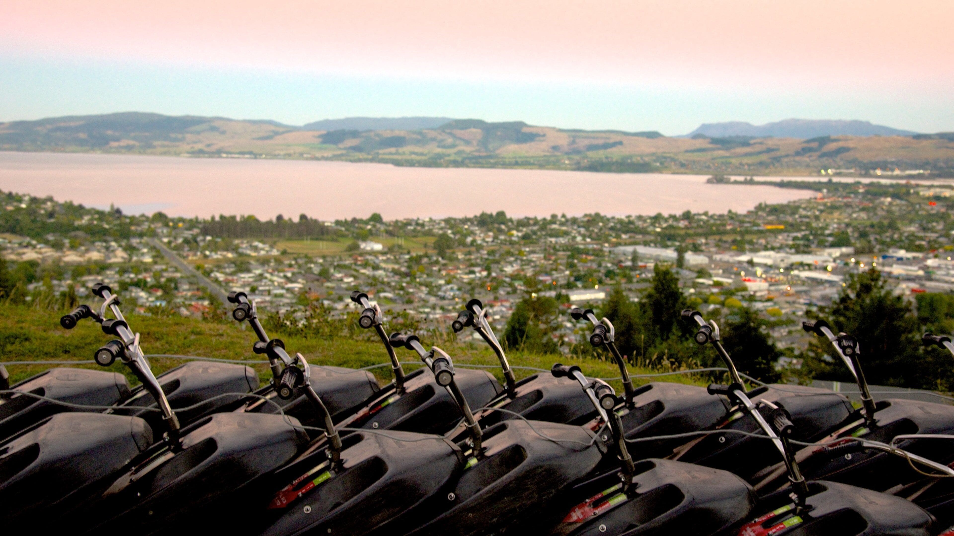 Skyline Rotorua showing landscape views, a lake or waterhole and rides