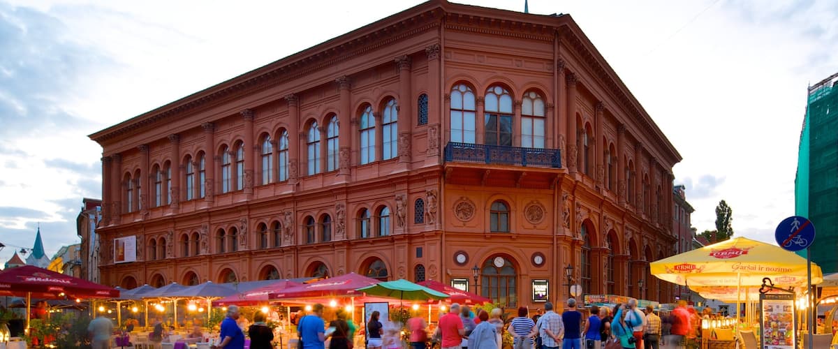 Old Town showing markets, street scenes and heritage architecture