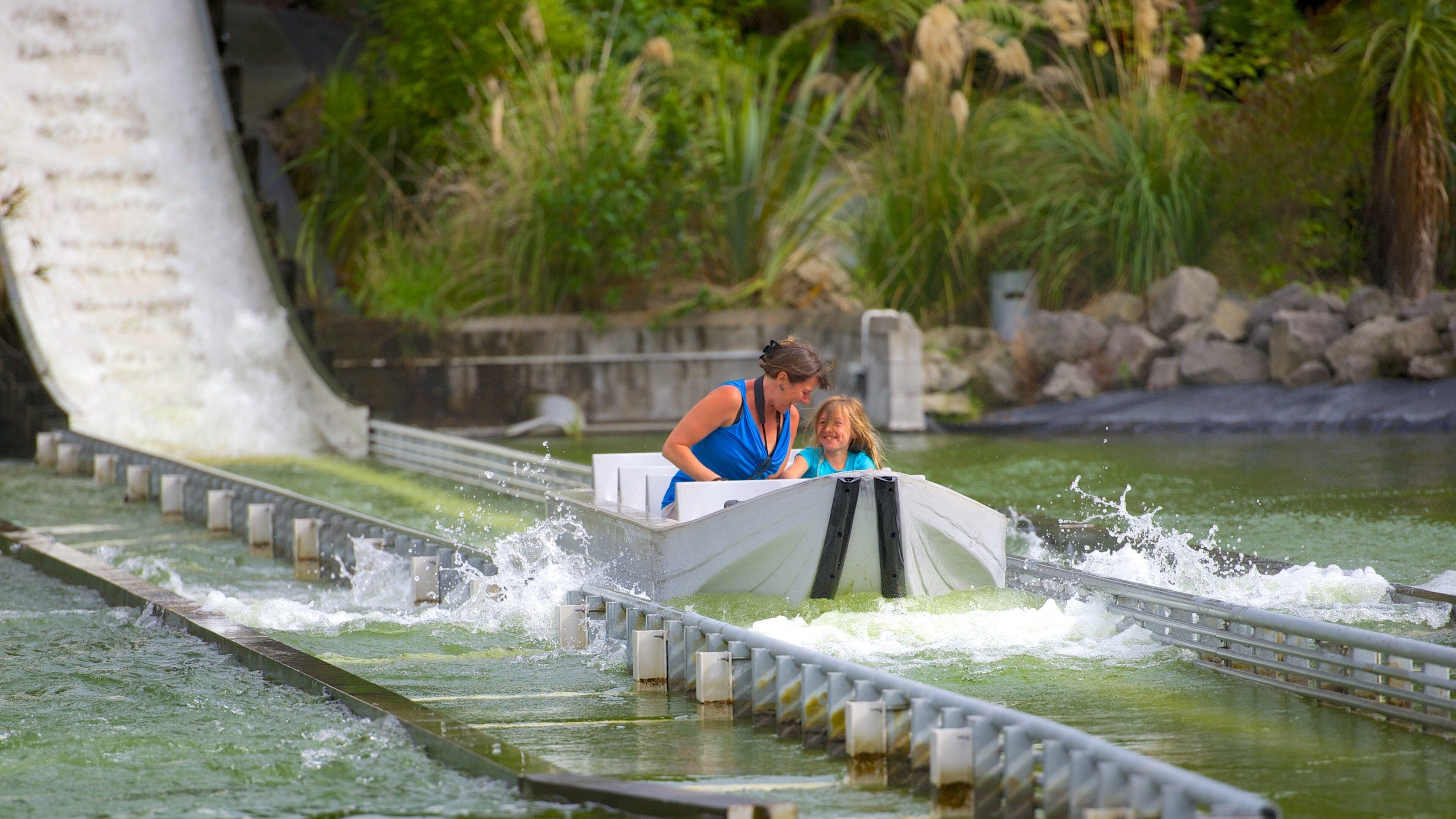 Rainbow Springs Kiwi Wildlife Park featuring rides as well as a family