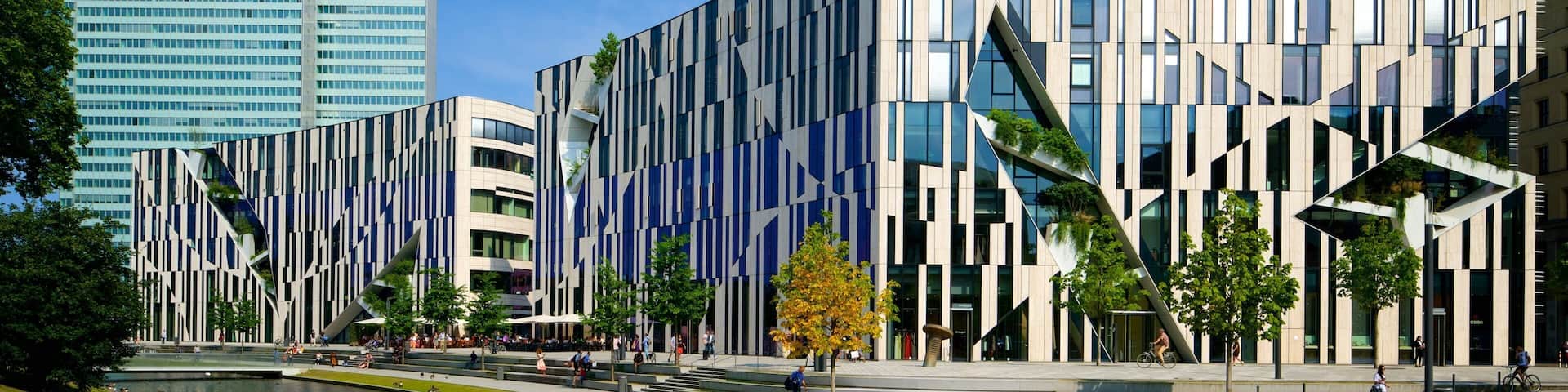 Königsallee mit einem moderne Architektur, Stadt und Fluss oder Bach