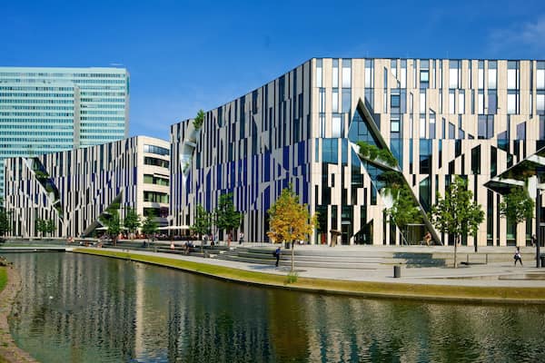 Königsallee montrant ville, architecture moderne et riviÚre ou ruisseau