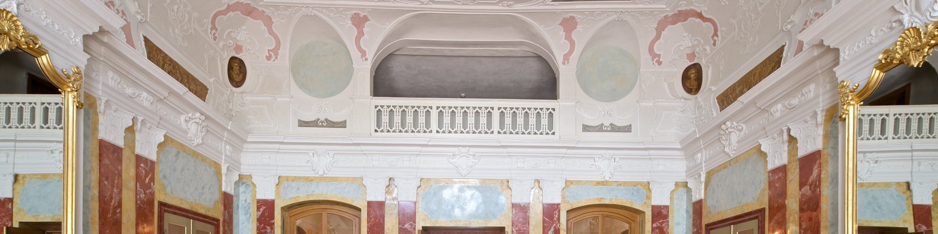 Castelo Belvedere que inclui elementos de patrimônio, arte e vistas internas