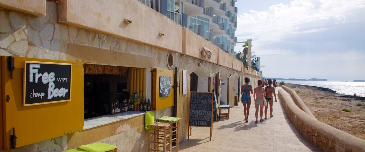 Strand Caló des Moro mit einem Küstenort, Café-Lifestyle und Strand