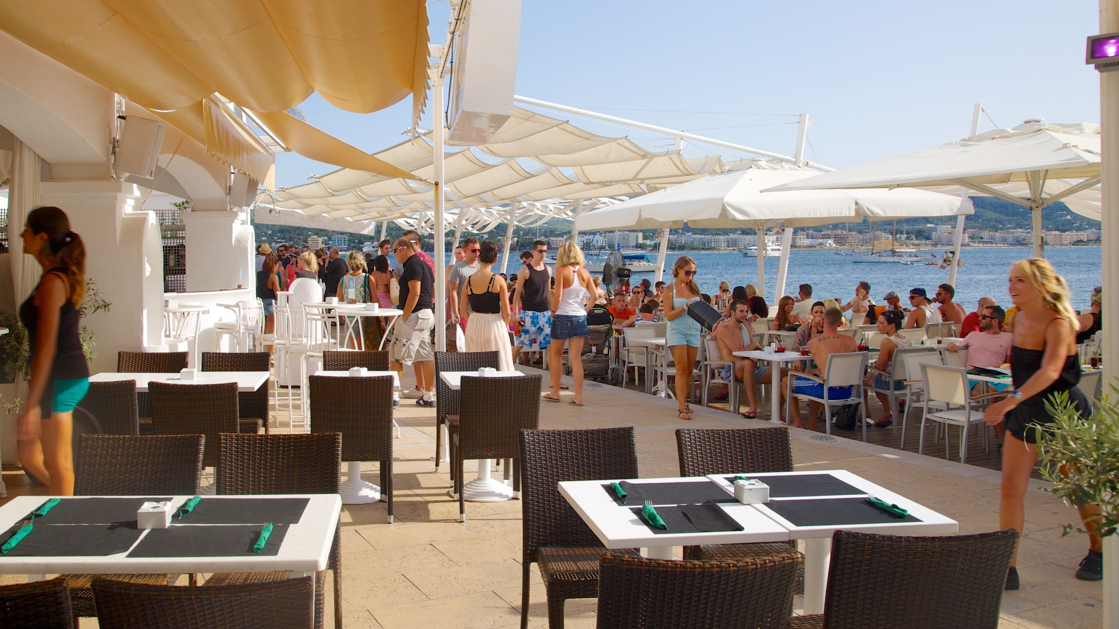 Spiaggia di Calo des Moro mostrando vista della costa, bar e caffè e hotel di lusso o resort