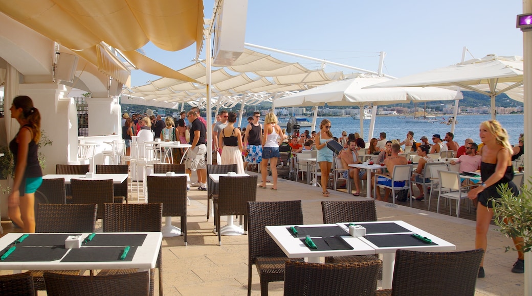 Plage de Caló des Moro montrant sortie au restaurant, hôtel ou complexe de luxe et pause café