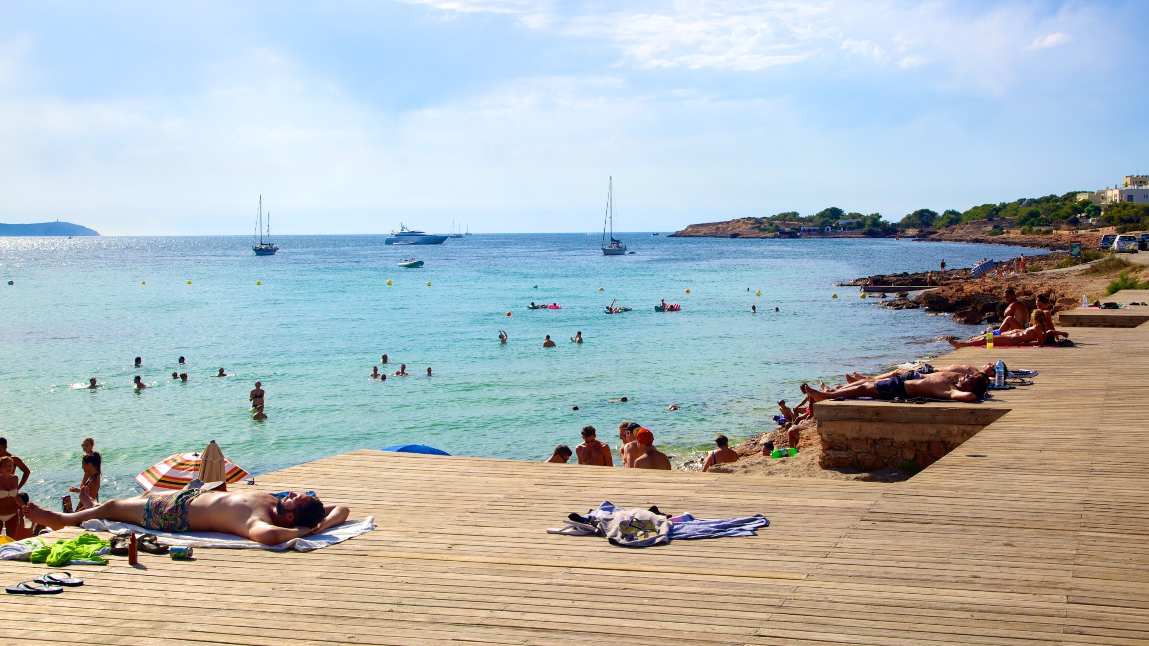 Plage de Caló des Moro qui includes baie ou port, panoramas et plage de sable