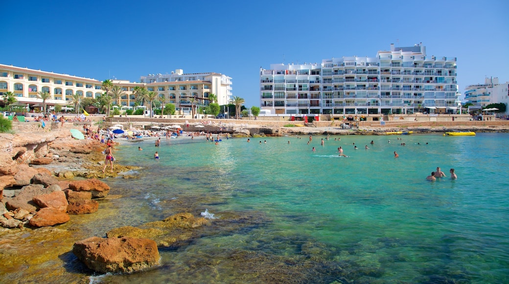 Spiaggia di Calo des Moro mostrando nuoto, colori della barriera corallina e hotel di lusso o resort