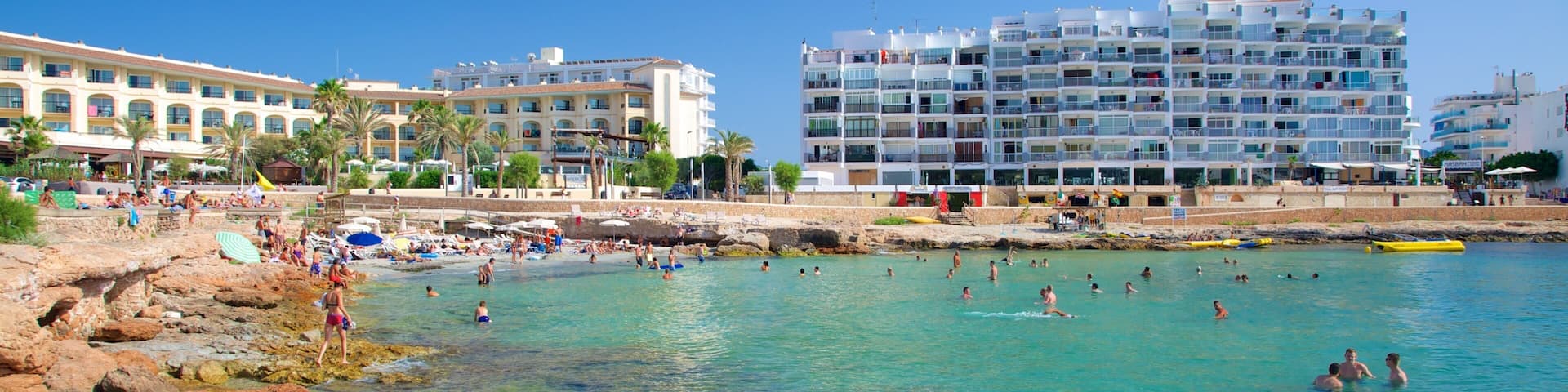 Plage de CalĂł des Moro montrant baignade, ville cĂŽtiĂšre et hĂŽtel ou complexe de luxe